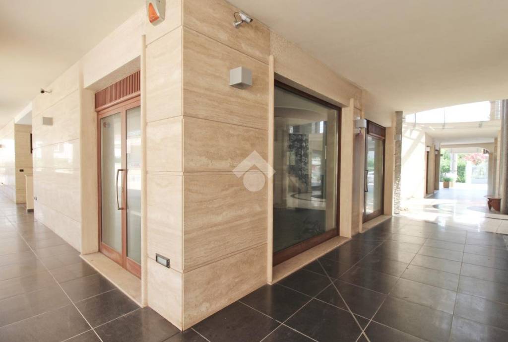 negozio in vendita a Silvi in zona Silvi Marina