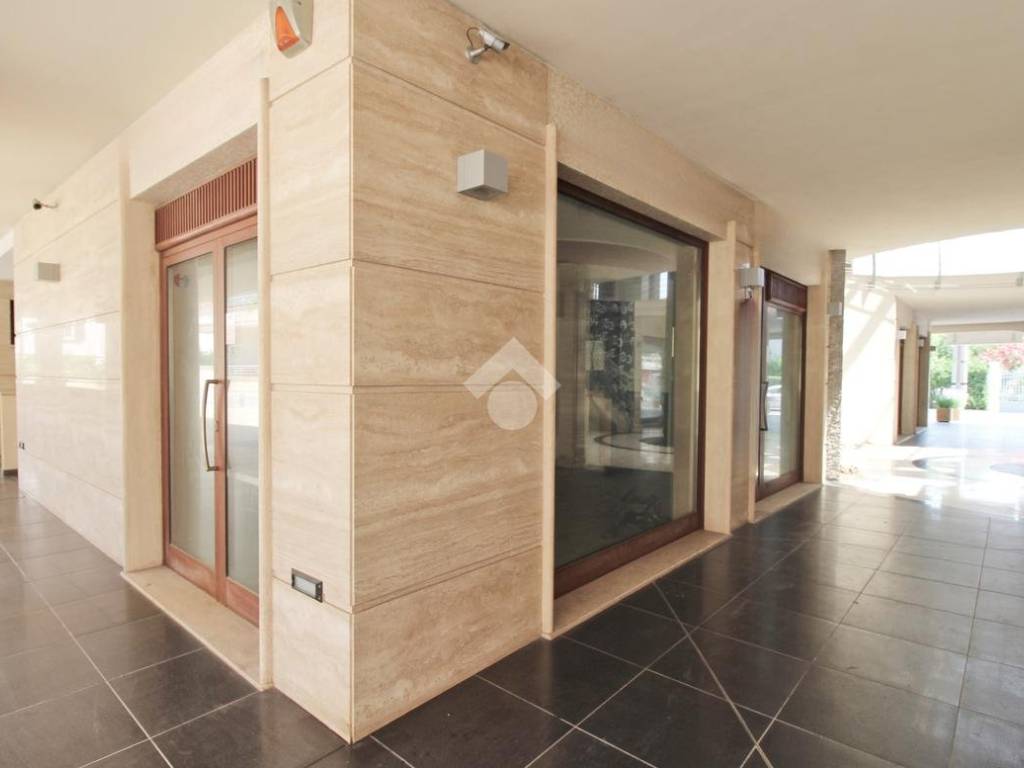 negozio in vendita a Silvi in zona Silvi Marina