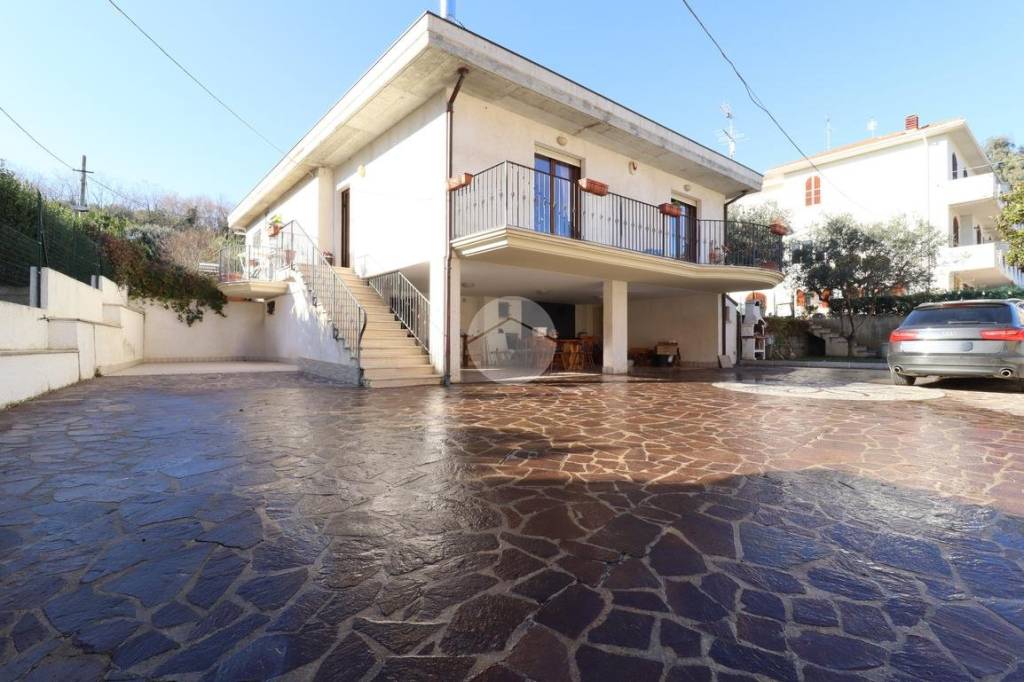 casa indipendente in vendita a Silvi in zona Silvi Marina