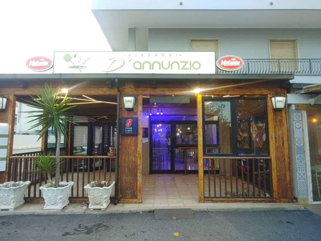negozio in vendita a Silvi in zona Silvi Marina