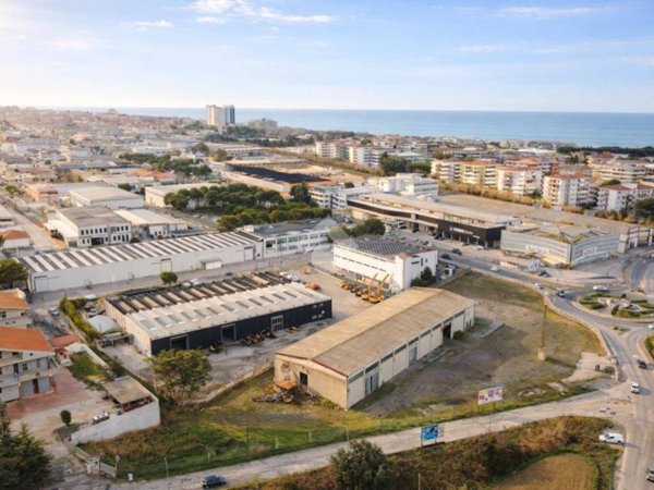 locale commerciale in vendita a Silvi in zona Santo Stefano