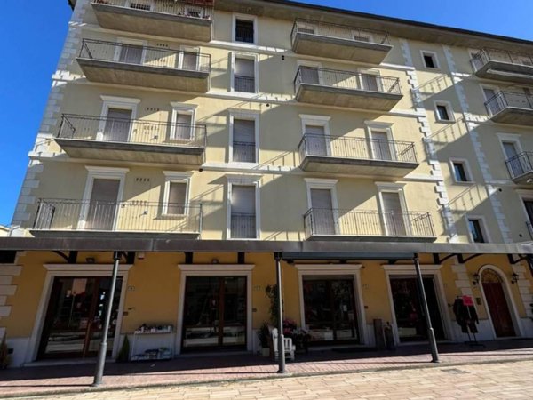 negozio in vendita a Silvi in zona Silvi Marina