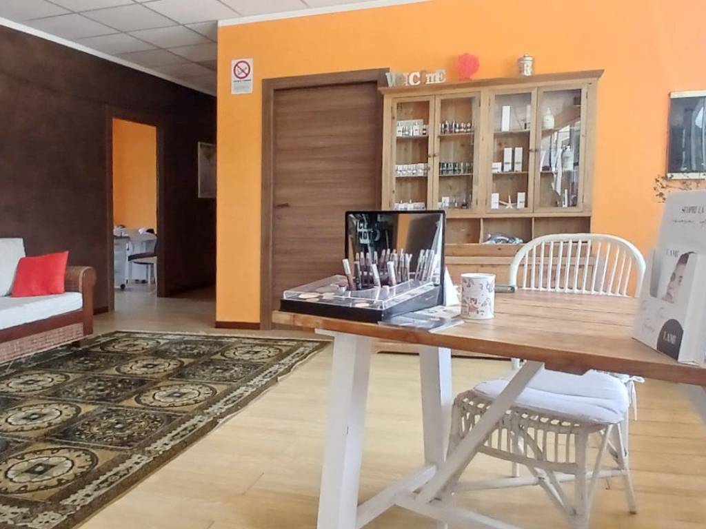 negozio in vendita a Silvi in zona Silvi Marina