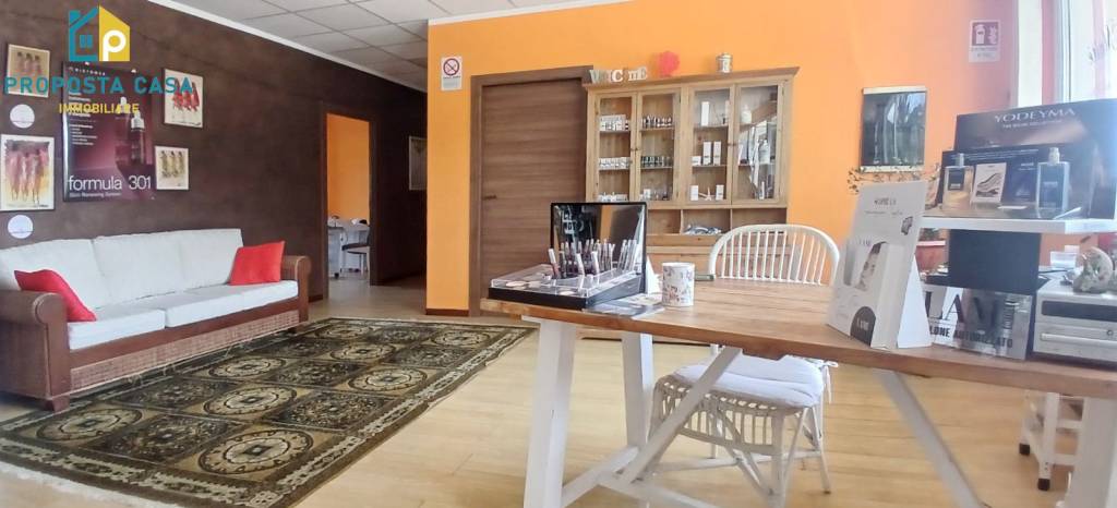 negozio in vendita a Silvi in zona Silvi Marina