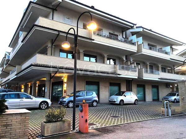 negozio in vendita a Silvi in zona Silvi Marina