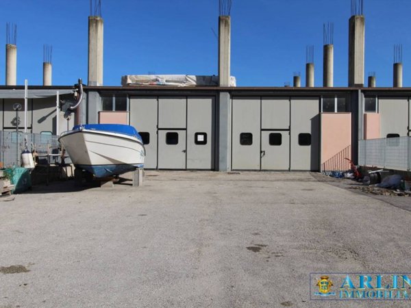 locale commerciale in vendita a Silvi in zona Santo Stefano