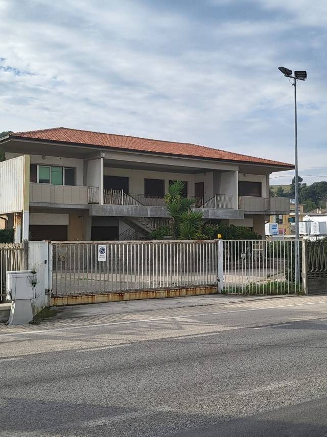 negozio in vendita a Silvi in zona Silvi Marina