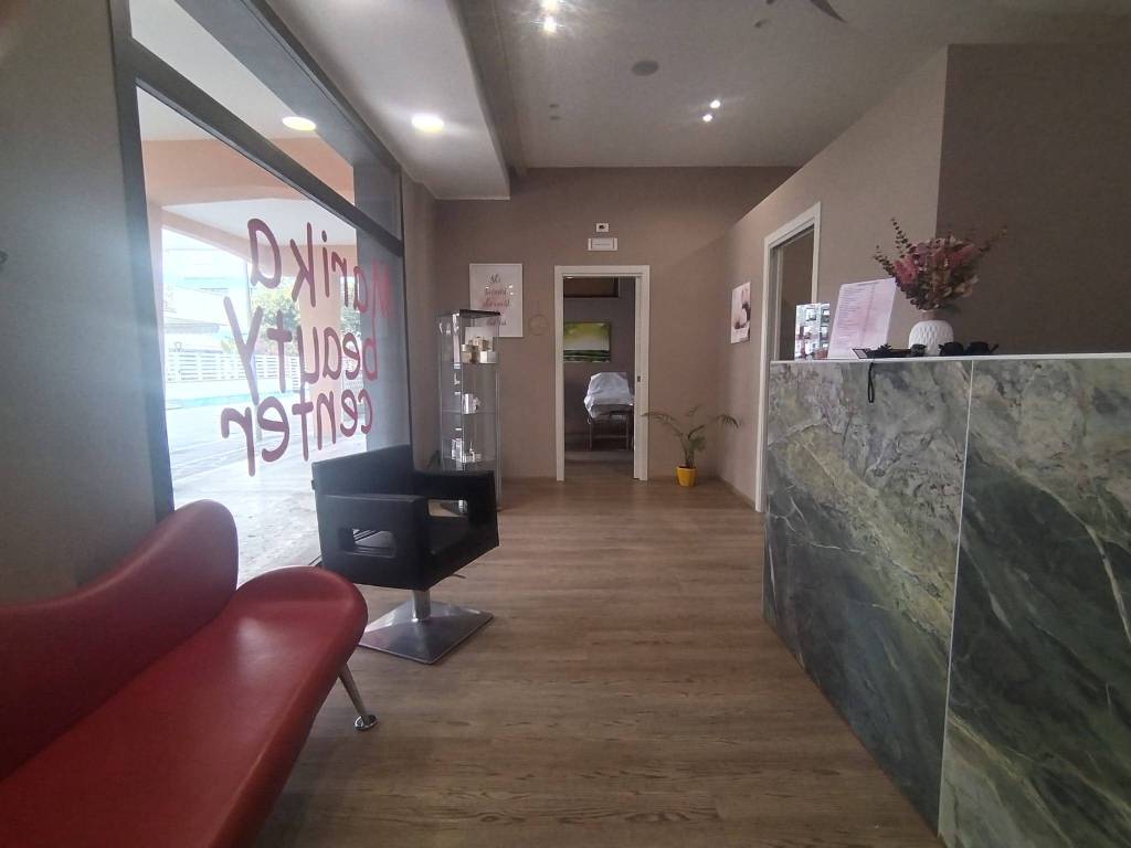 negozio in vendita a Silvi in zona Silvi Marina