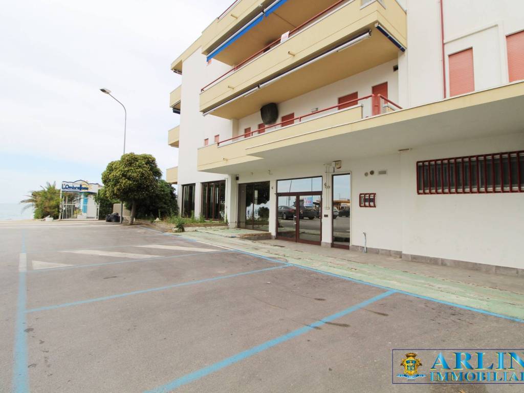 negozio in vendita a Silvi in zona Silvi Marina