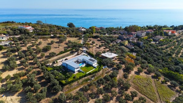 casa indipendente in vendita a Silvi