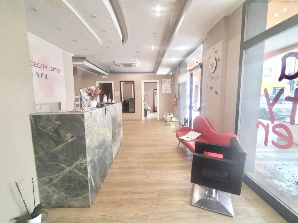 negozio in vendita a Silvi in zona Silvi Marina