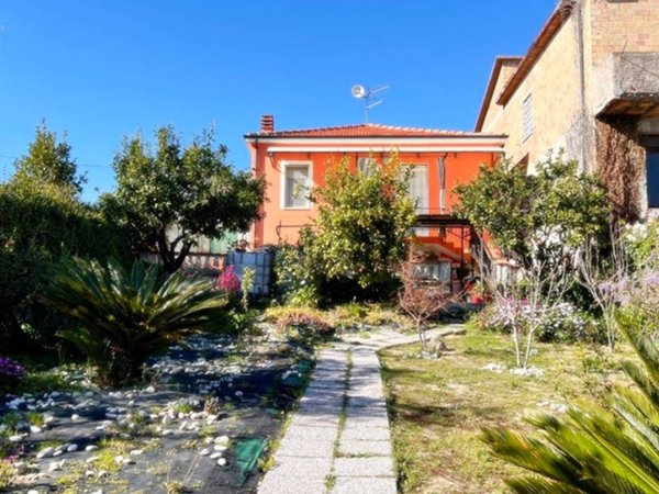 casa indipendente in vendita a Silvi in zona Pianacce