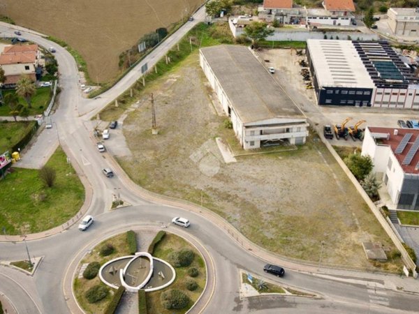 locale commerciale in vendita a Silvi in zona Santo Stefano