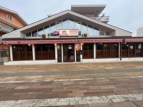 negozio in vendita a Silvi in zona Silvi Marina