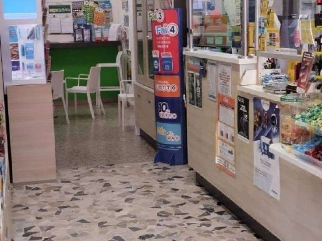 negozio in vendita a Silvi in zona Silvi Marina