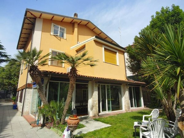 casa indipendente in vendita a Silvi in zona Silvi Marina