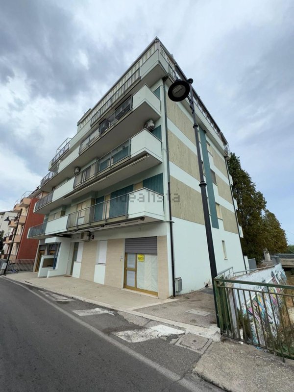 locale commerciale in vendita a Silvi