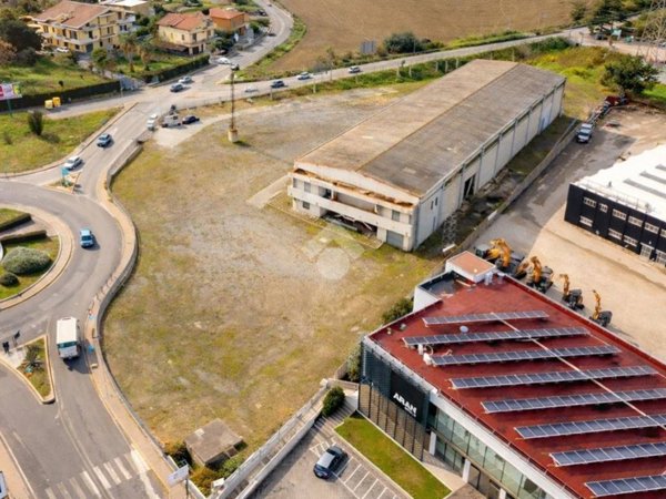 locale commerciale in vendita a Silvi in zona Santo Stefano