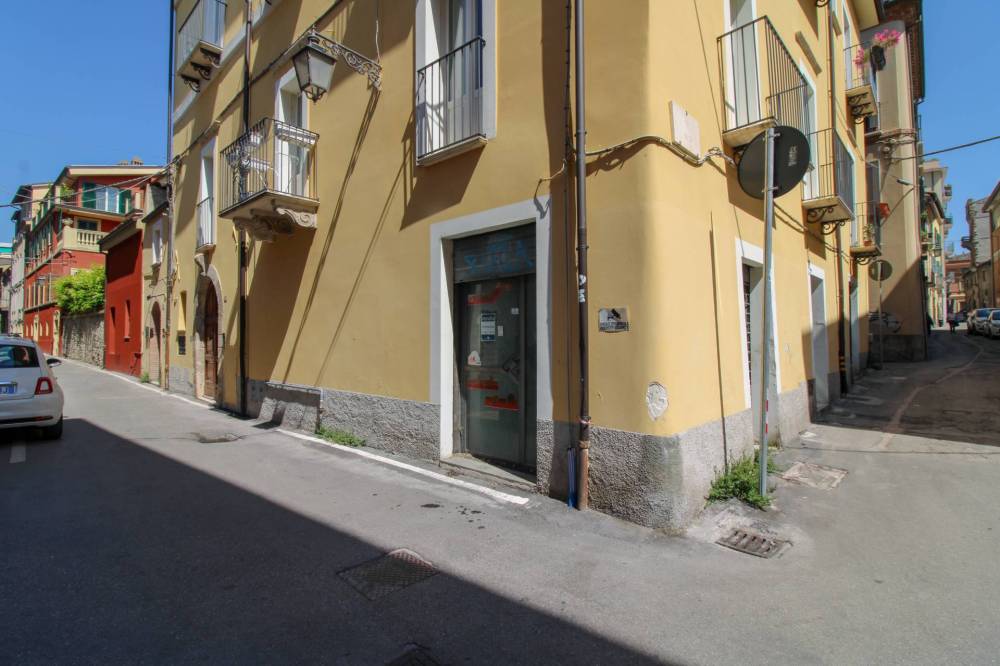 locale commerciale in vendita a Teramo in zona Centro Città