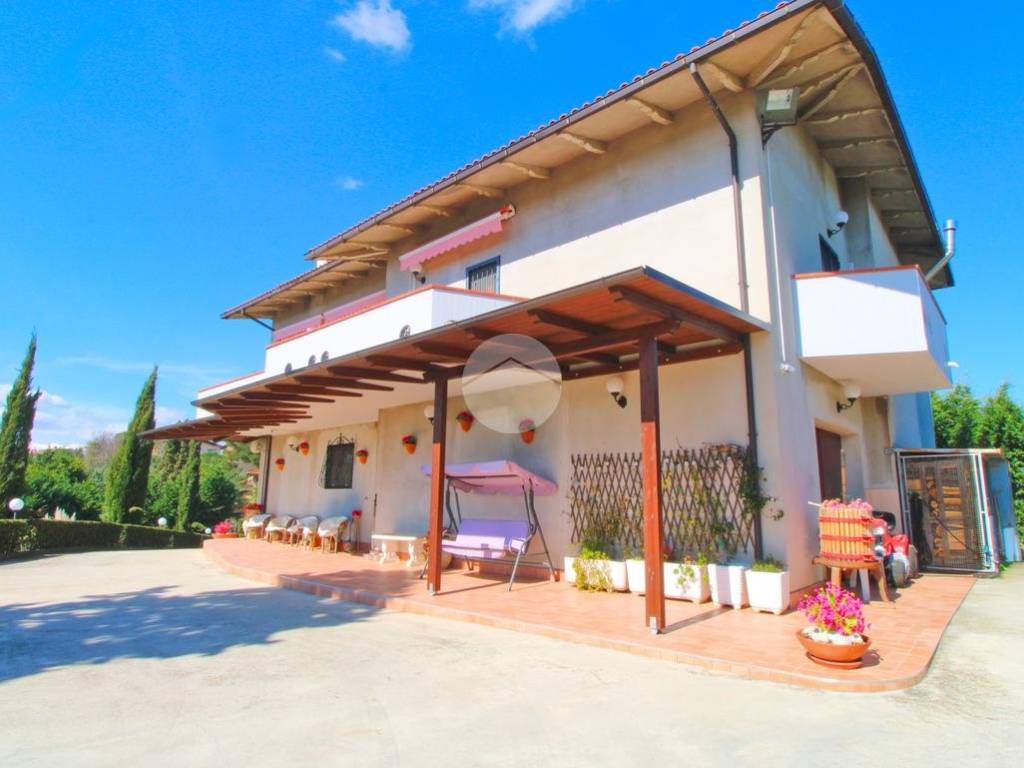 casa indipendente in vendita a Teramo in zona Centro Città
