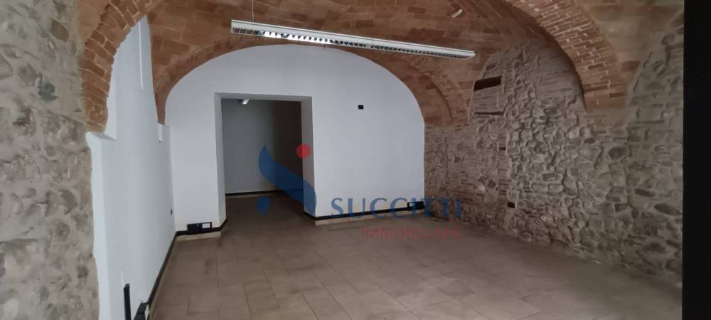 locale commerciale in vendita a Teramo in zona Centro Città
