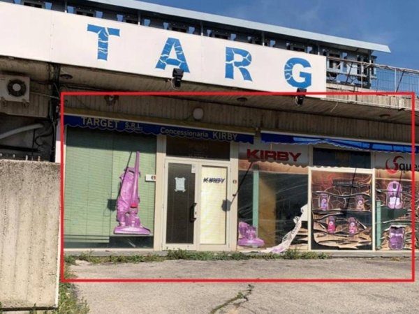 negozio in vendita a Teramo in zona San Nicolò a Tordino