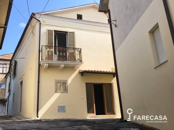 casa indipendente in vendita a Teramo in zona Varano