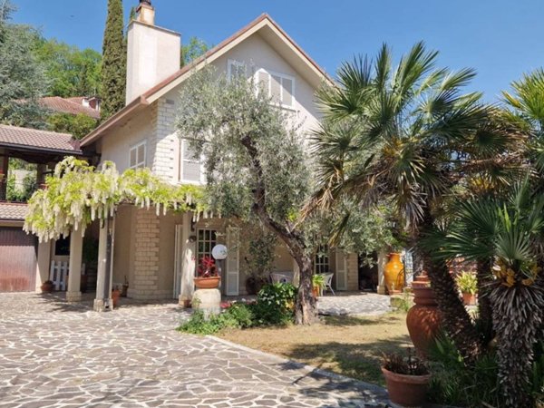 casa indipendente in vendita a Teramo