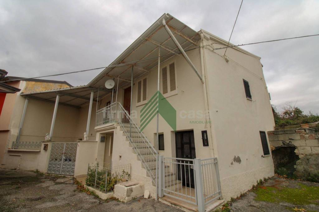 casa indipendente in vendita a Teramo in zona Villa Gesso