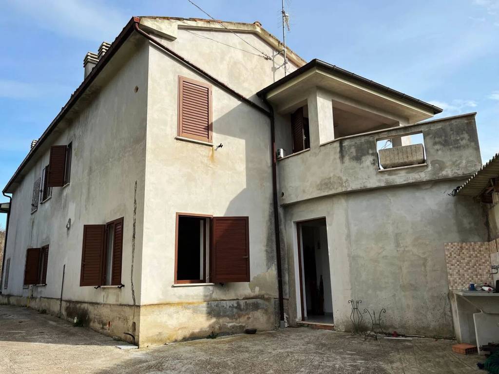casa indipendente in vendita a Teramo in zona Sciusciano