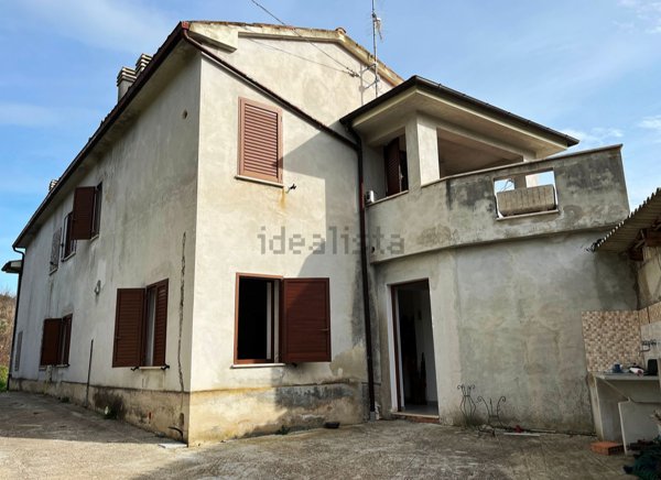 casa indipendente in vendita a Teramo in zona Sciusciano