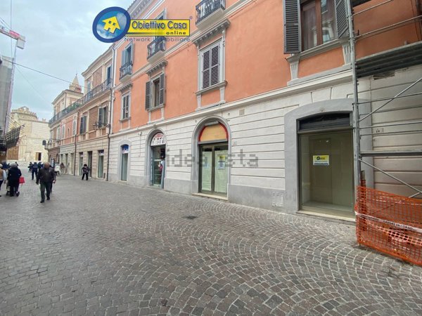 locale commerciale in vendita a Teramo in zona Centro Città