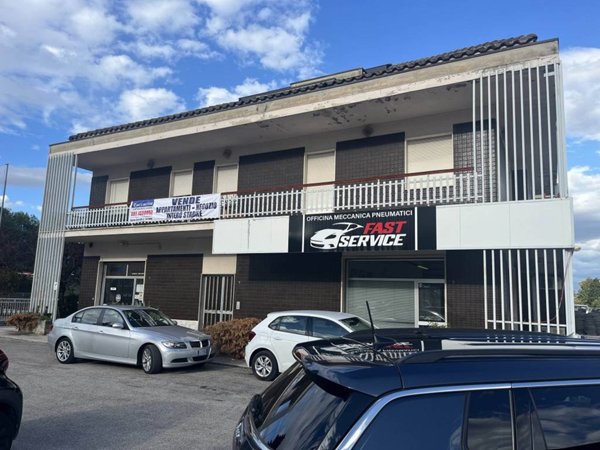 locale commerciale in vendita a Teramo in zona Piano D'Accio