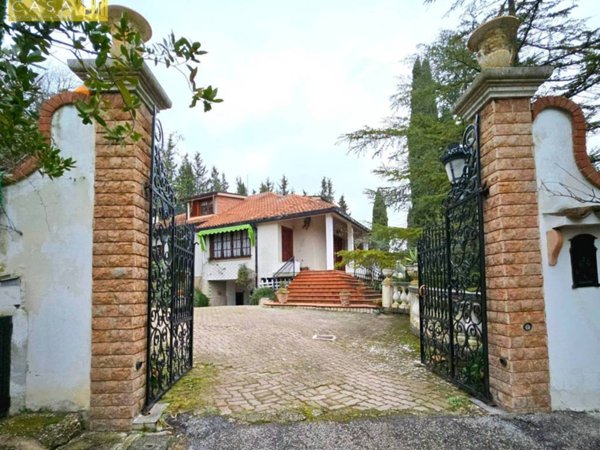 casa indipendente in vendita a Teramo in zona Centro Città