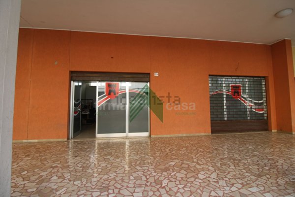 locale commerciale in vendita a Teramo in zona San Nicolò a Tordino