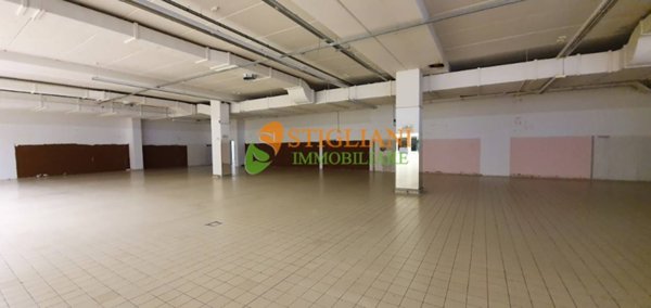 locale commerciale in vendita a Teramo in zona Piano D'Accio