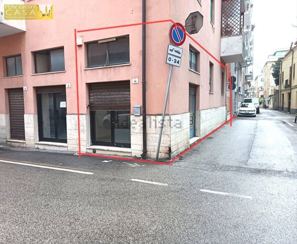 locale commerciale in vendita a Teramo in zona Centro Città
