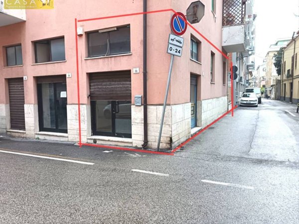 negozio in vendita a Teramo in zona Centro Città