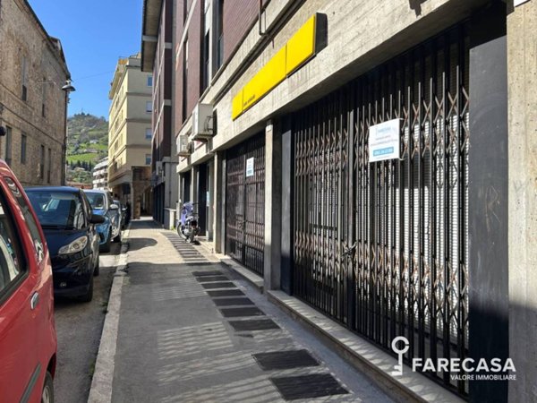 locale commerciale in vendita a Teramo in zona Centro Città
