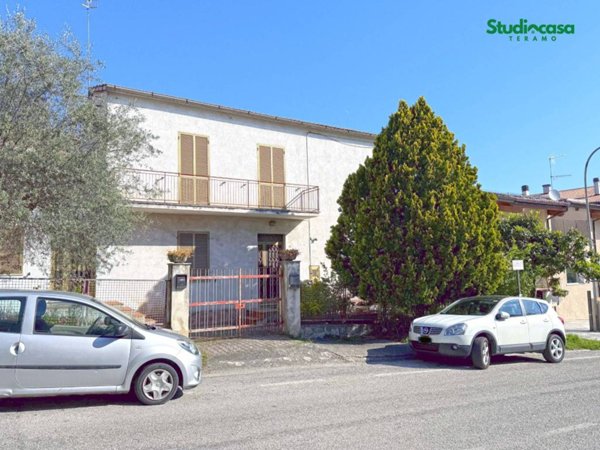 casa indipendente in vendita a Teramo