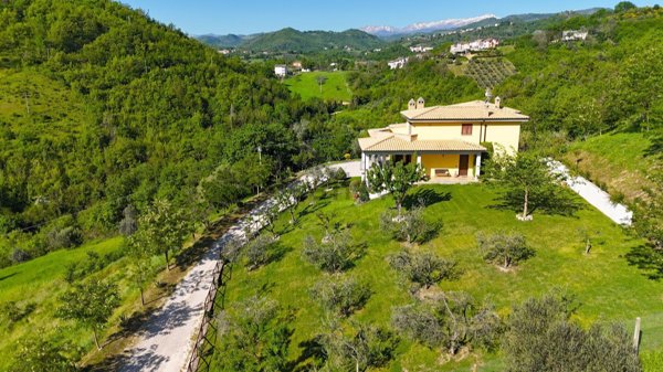 casa indipendente in vendita a Teramo in zona Centro Città
