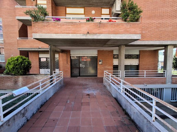 locale commerciale in vendita a Teramo