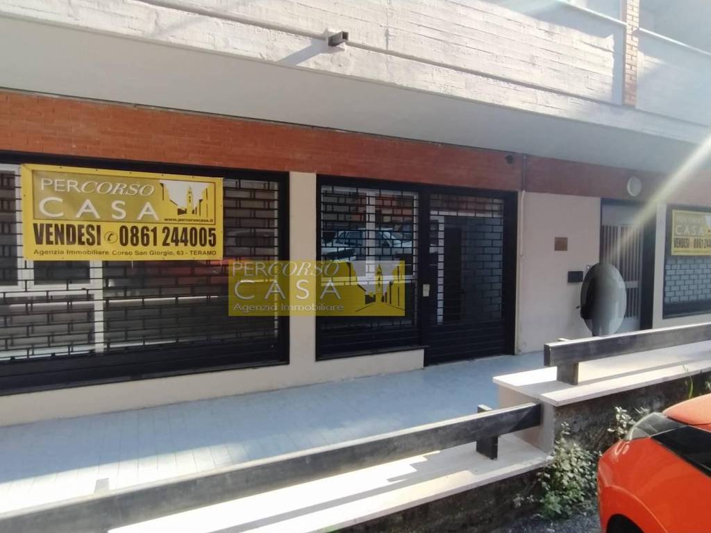 negozio in vendita a Teramo in zona Centro Città