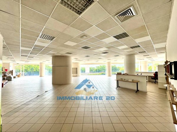 locale commerciale in vendita a Teramo in zona Piano D'Accio