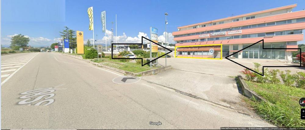 locale commerciale in vendita a Teramo in zona Piano D'Accio