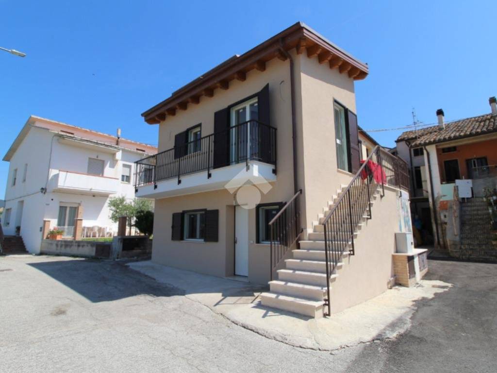 casa indipendente in vendita a Teramo in zona Tofo Sant'Eleuterio