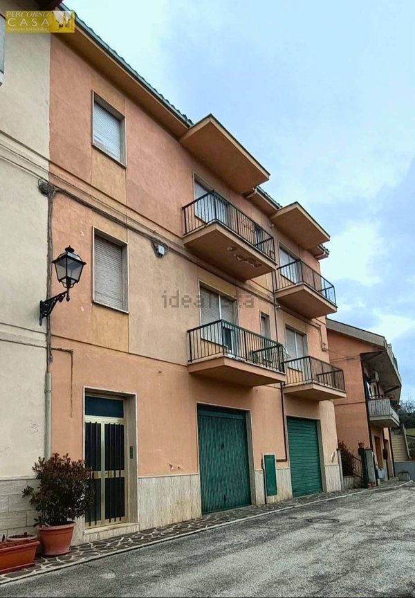 casa indipendente in vendita a Teramo in zona Rocciano
