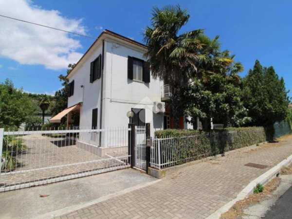 casa indipendente in vendita a Teramo in zona San Nicolò a Tordino