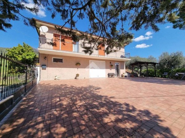 casa indipendente in vendita a Teramo in zona Villa Vomano