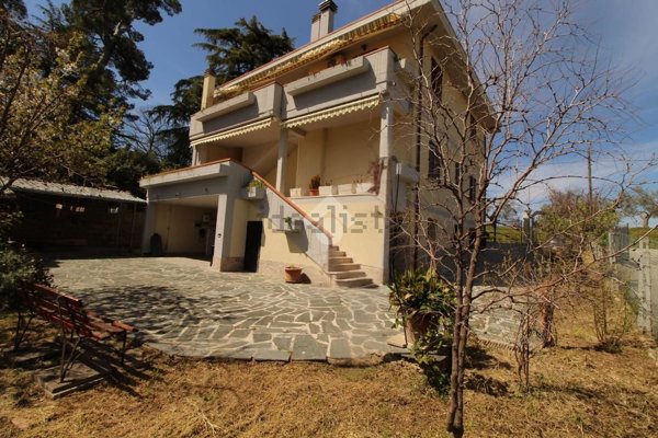 casa indipendente in vendita a Teramo